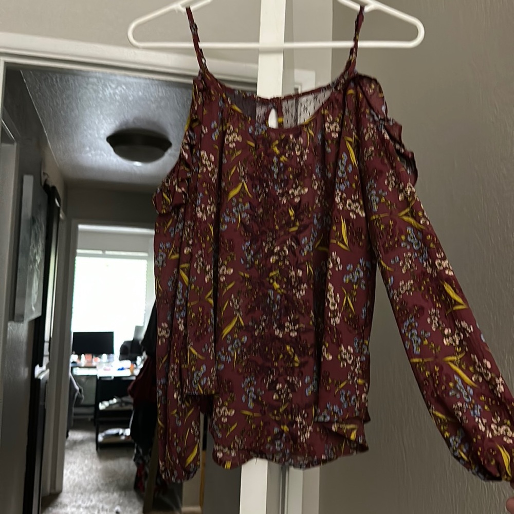 Cold shoulder patterned top